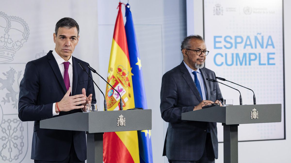 El presidente del Gobierno, Pedro Sánchez, y el director general de la Organización Mundial de la Salud (OMS), Tedros Adhanom, a 12 de mayo de 2026
