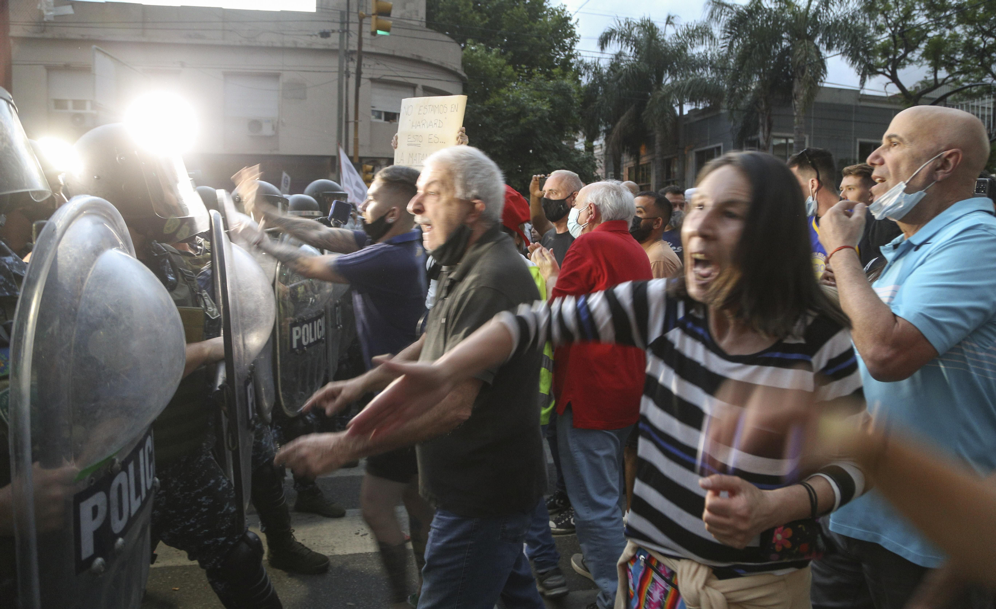 En noviembre último, vecinos de Ramos Mejía protestaron por el delito y pidieron justicia y seguridad en esa zona céntrica del oeste del conurbano bonaerense, donde una pareja de ladrones había asesinado entonces al kiosquero Roberto Sabo. La inseguridad es una de las principales preocupaciones en el conurbano.
