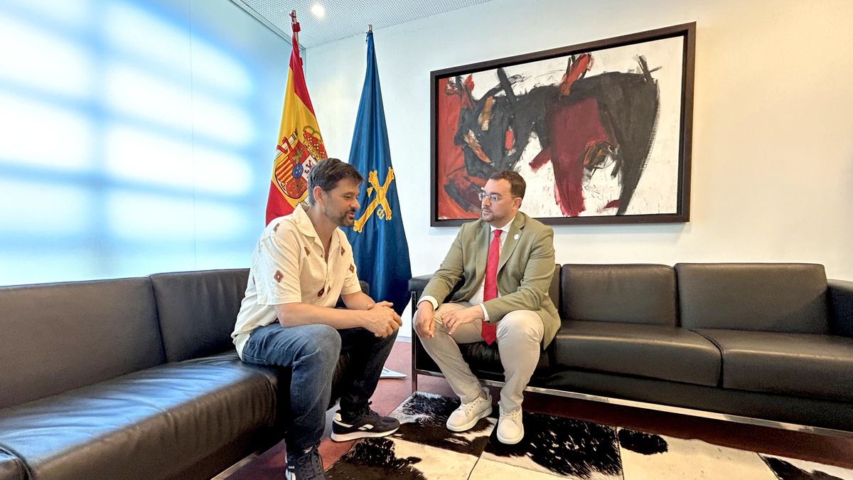 El historiador Pablo Martínez Corral, a la izquierda, conversa con el presidente del Gobierno asturiano, Adrián Barbón este lunes.