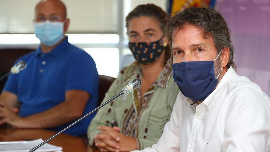 La viceconsejera de Derechos Sociales, Gemma Martínez (c), y el presidente y el vicepresidente de la Red Europea de Lucha Contra la Pobreza y la Exclusión Social, Juan Carlos Lorenzo (i), y Fernando Rodríguez (d).