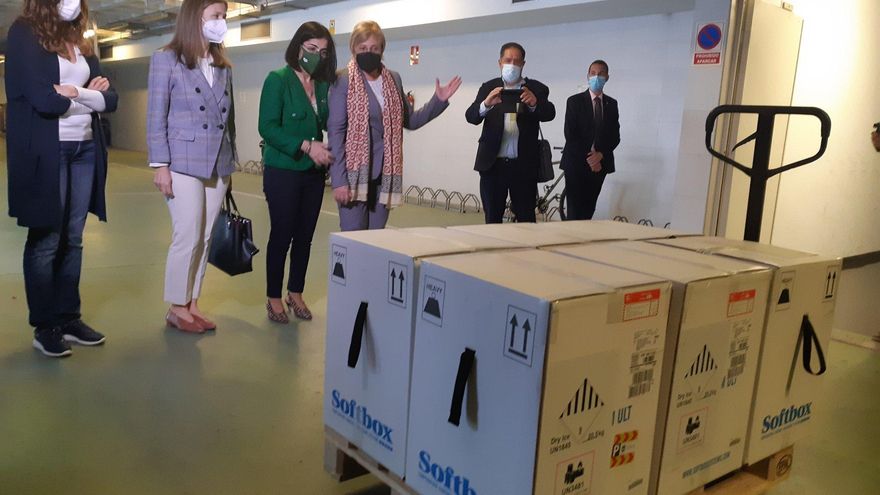La ministra de Sanidad, Carolina Darias, y la consellera de Sanitat valenciana, Ana Barceló, asisten al momento de la llegada a la Comunitat Valenciana de 125.000 nuevas dosis de Pfizer.