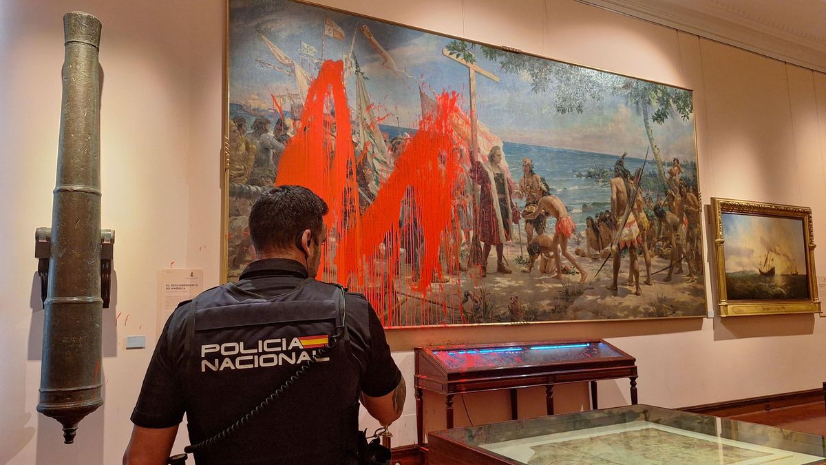 Pintura roja biodegradable sobre un cuadro de Colón en el Museo Naval de Madrid