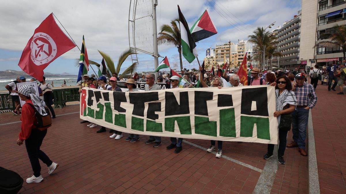 Una cadena humana en Las Canteras contra el genocidio en Palestina
