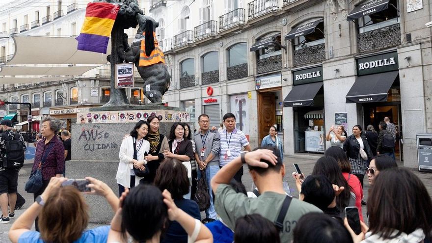 Almeida intenta forzar el desalojo de la acampada en Sol alertando de "riesgo de orden público" por cuchillos y adoquines