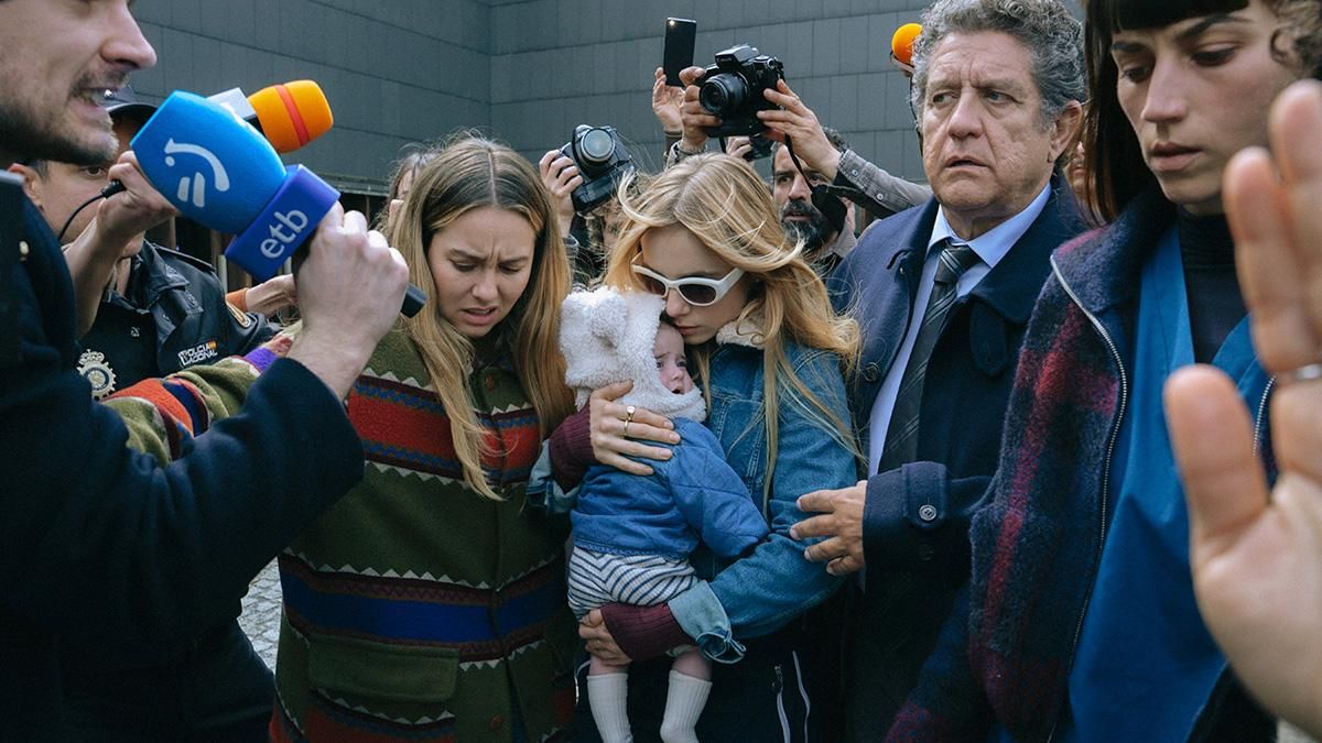 Los protagonistas de 'Esa noche', rodeados de cámaras en una escena