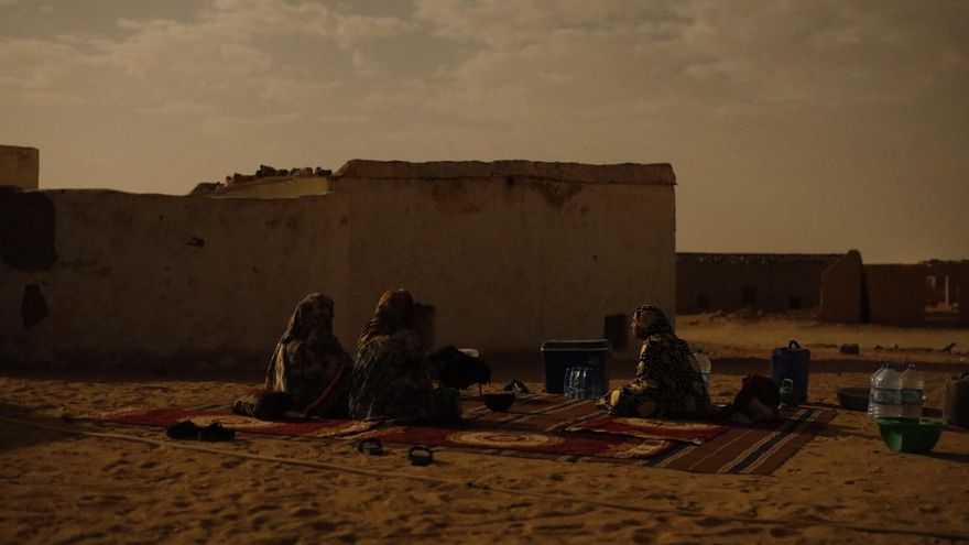 Un micrófono (y un pódcast) para conservar la tradición oral de los refugiados saharauis