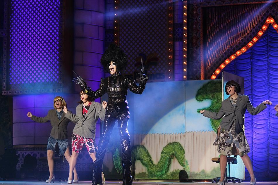 Drag Múlciber con un diseño de Nauzet Afonso titulado 'Lavar y cortar, por favor'. (Foto:Cirenia Vico).