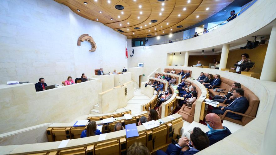Sesión plenaria en el Parlamento de Cantabria.
