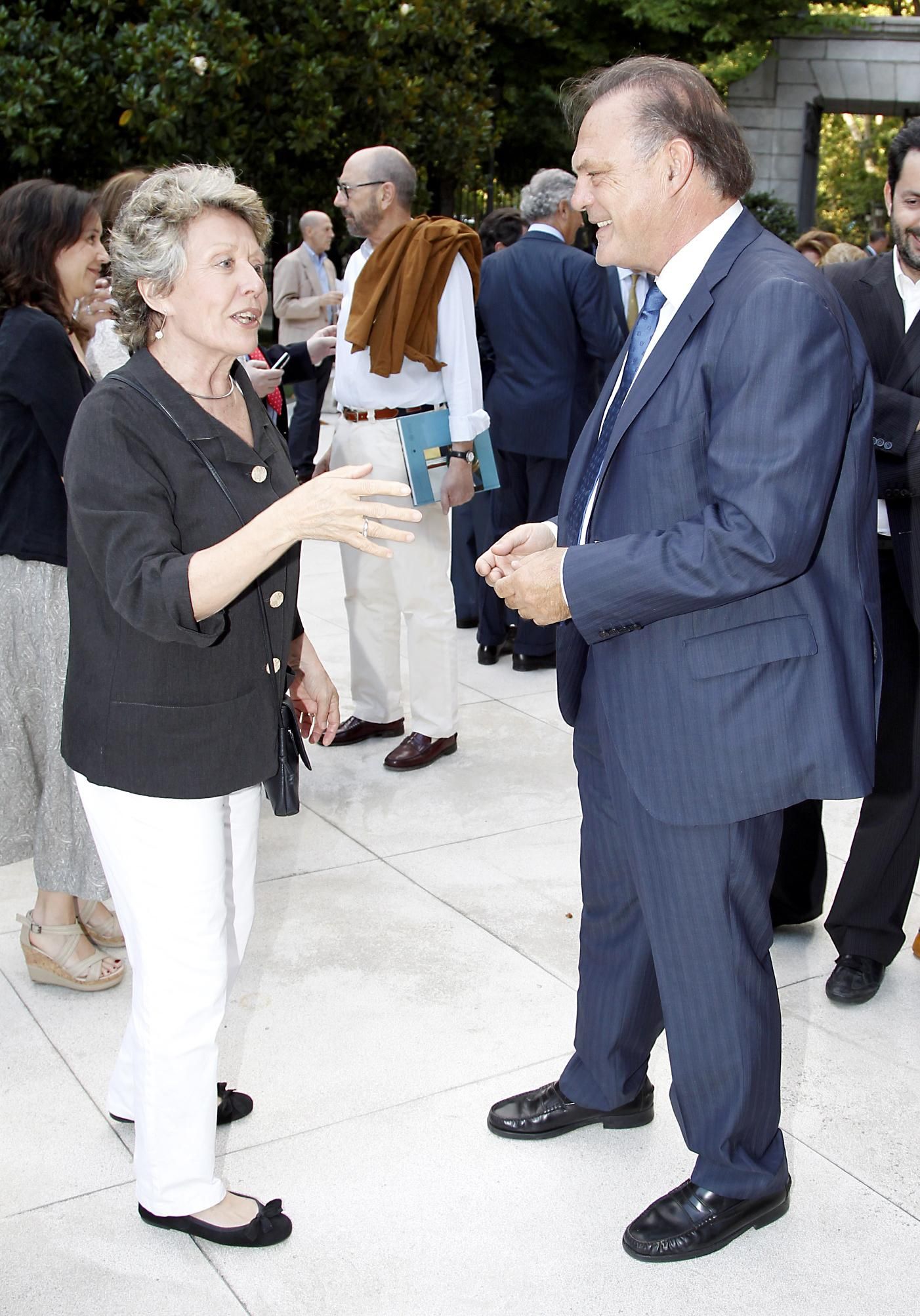 La periodista Rosa María Mateo y el periodista Pedro Piqueras durante la inauguración de la exposición 'Hopper' (11 de junio 2012)