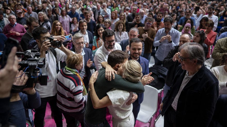 Yolanda Díaz saluda al líder de Más País, Íñigo Errejón, en el acto de este domingo.