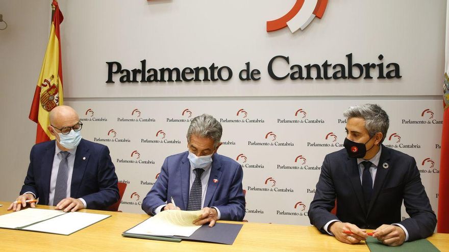 Álvarez (Cs) firma su acuerdo presupuestario con Revilla (PRC) y Zuloaga (PSOE).