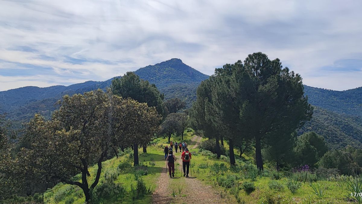 Senderistas disfrutando de la sierra de Córdoba