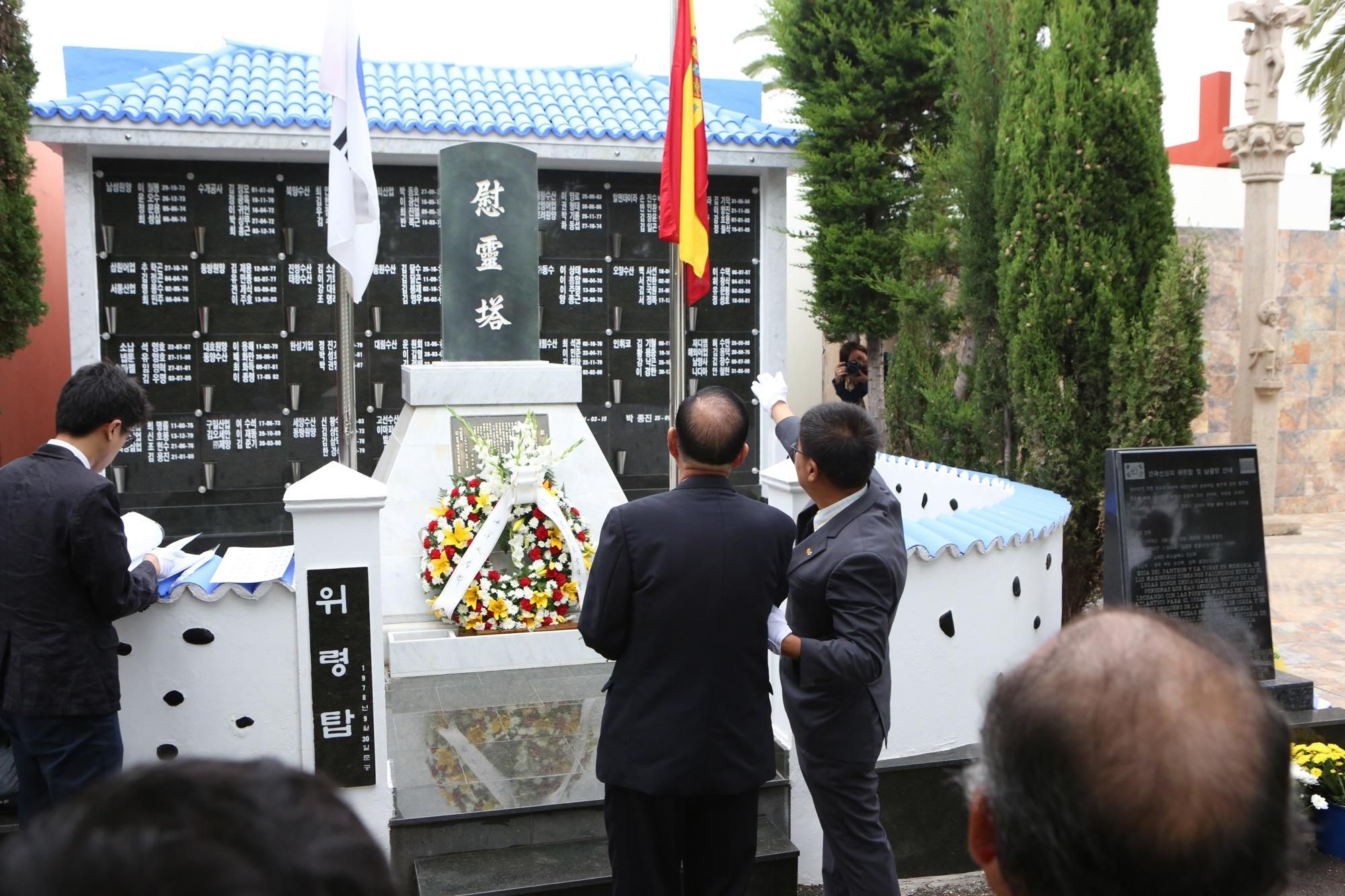 Ceremonia de traslado de marinos coreanos enterrados en el cementerio de San Lázaro (Alejandro Ramos)