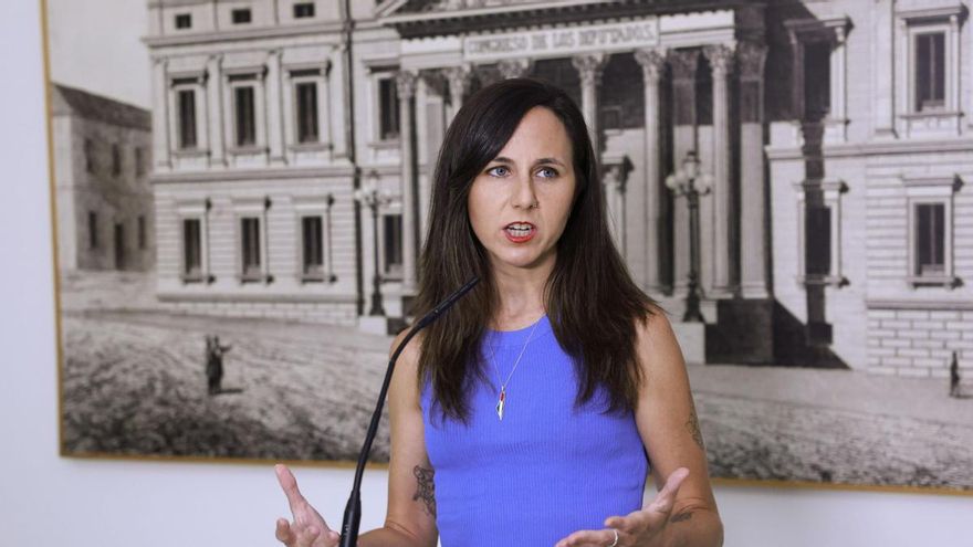La diputada de Podemos Ione Belarra ofrece una rueda de prensa en el Congreso de los Diputados en Madrid, con motivo de la Junta de Portavoces celebrada, este miércoles, para concretar los asuntos del primer pleno ordinario de septiembre. EFE/Chema Moya