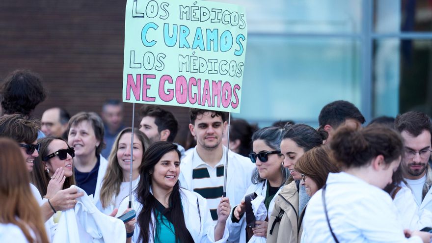 Médicos durante una concentración en Valdecilla