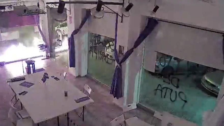 Pantallazo del vídeo en el que se aprecian las llamas en la sede de Podemos en Cartagena