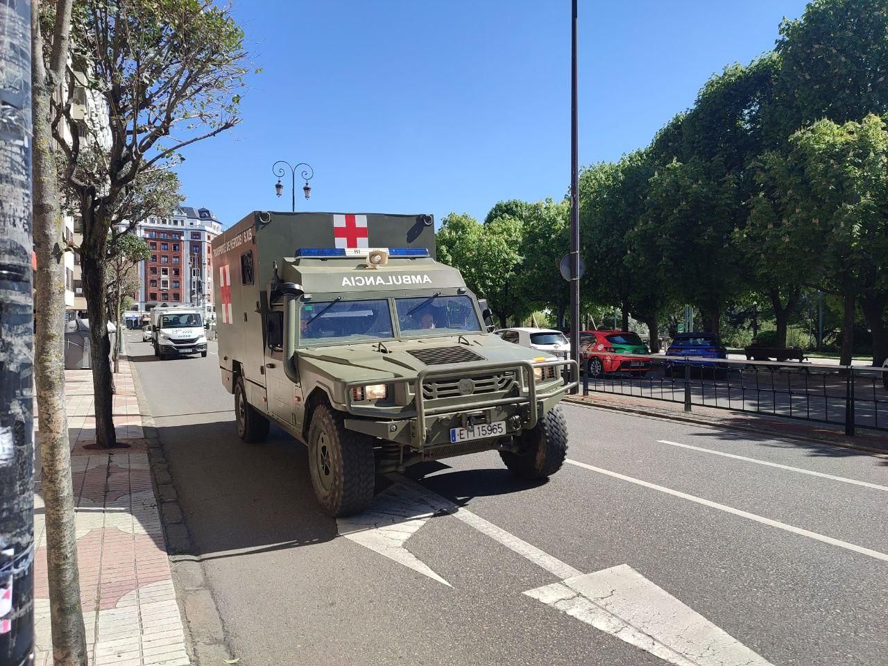 Una ambulancia militar recorre las calles de León durante el apagón.