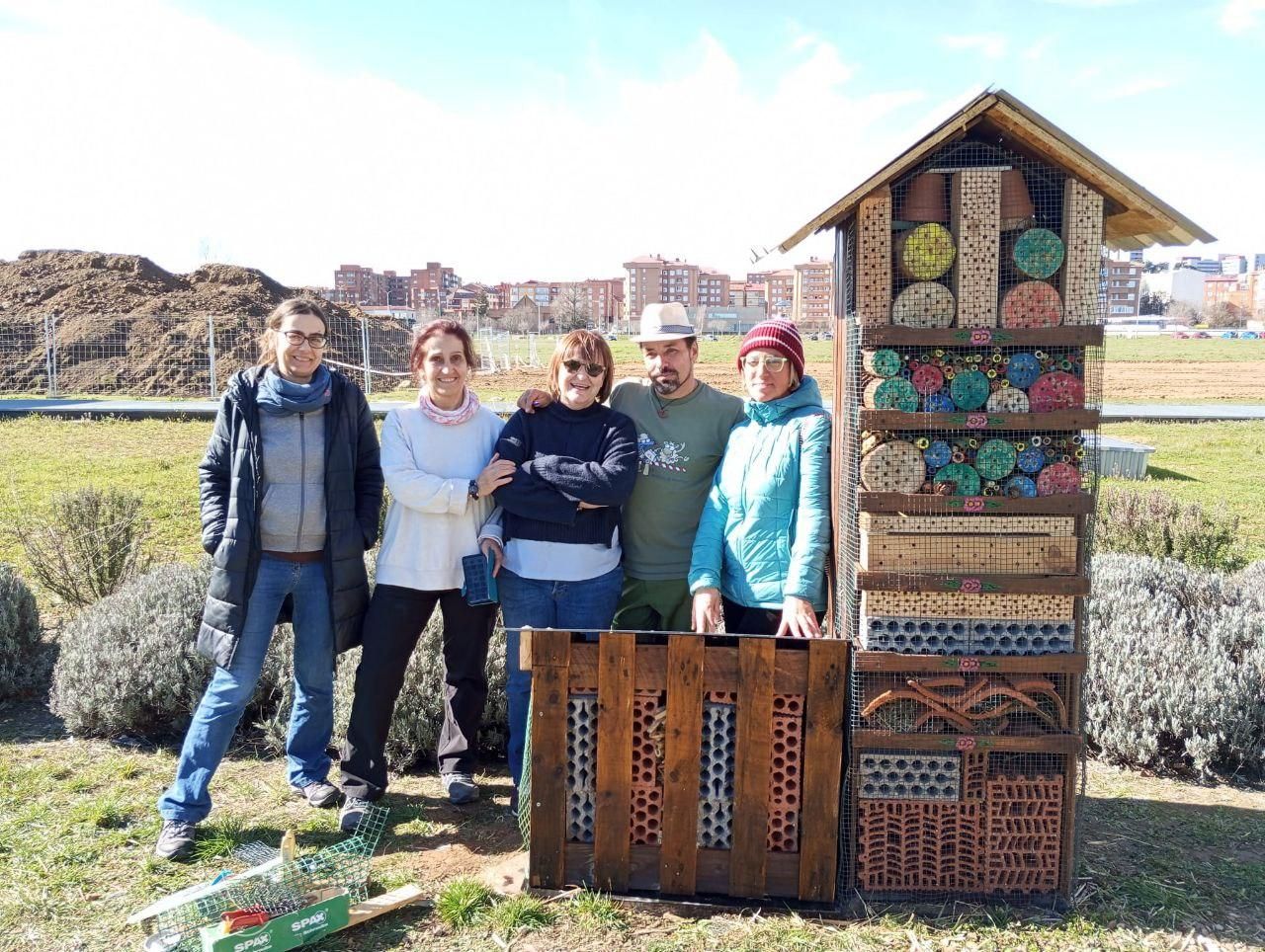 Roberto Martínez junto al equipo que construyó uno de los hoteles de insectos de la Universidad de León.