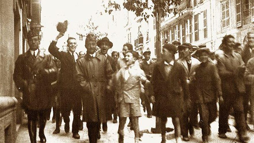 Ramón Franco (tercero por la izquierda), caminando por las calles de Palma