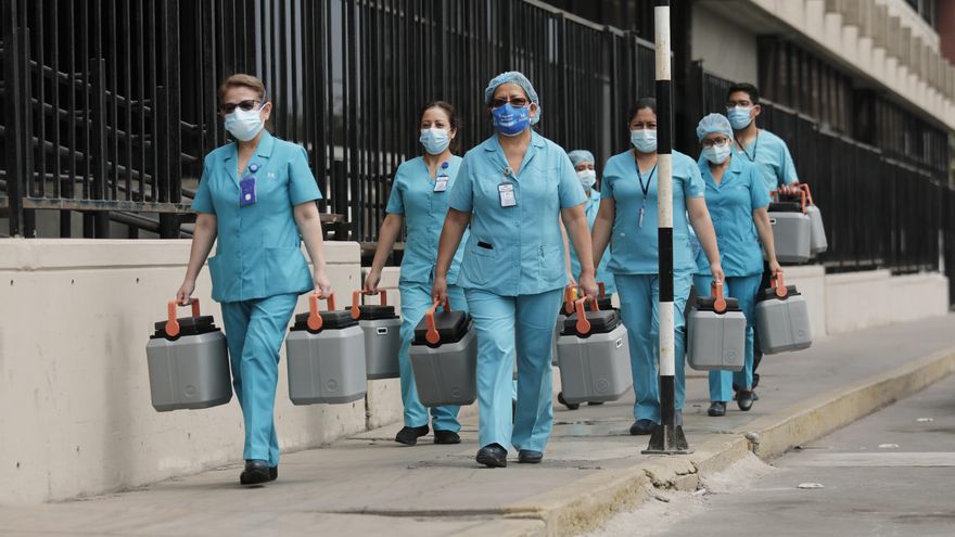 Traslado de vacunas contra la COVID-19 en Perú.