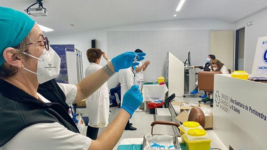 Una sanitaria extrae una dosis de la vacuna contra la COVID-19 durante la campaña de vacunación en Pontevedra