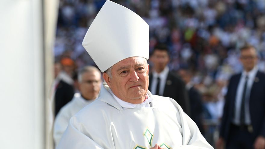 El obispo de la Diócesis de Canarias, José Mazuelos, en el Estadio de Gran Canaria.