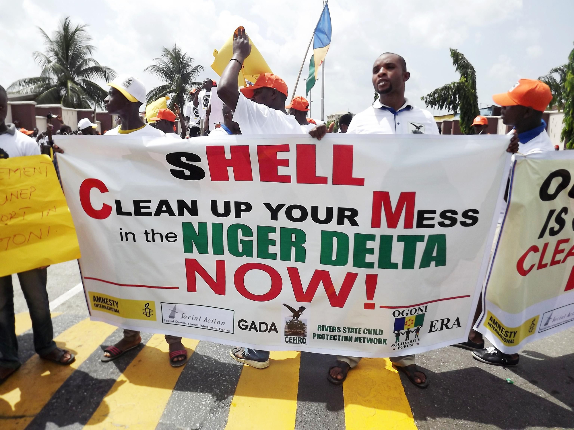 ABRIL. “Shell, limpia tu desorden”: activistas de varias organizaciones se lo dejan así de claro a la compañía petrolera, a la que le exigen que “se haga cargo, pague y limpie” el Delta de Niger. Una demanda civil presentada por cuatro agricultores de la región alega que los derrames de petróleo de oleoductos de Shell han destruido sus medios de vida. La demanda obligó a la empresa a comparecer ante un tribunal holandés de La Haya. #ddhhcontaminados // © Amnesty International