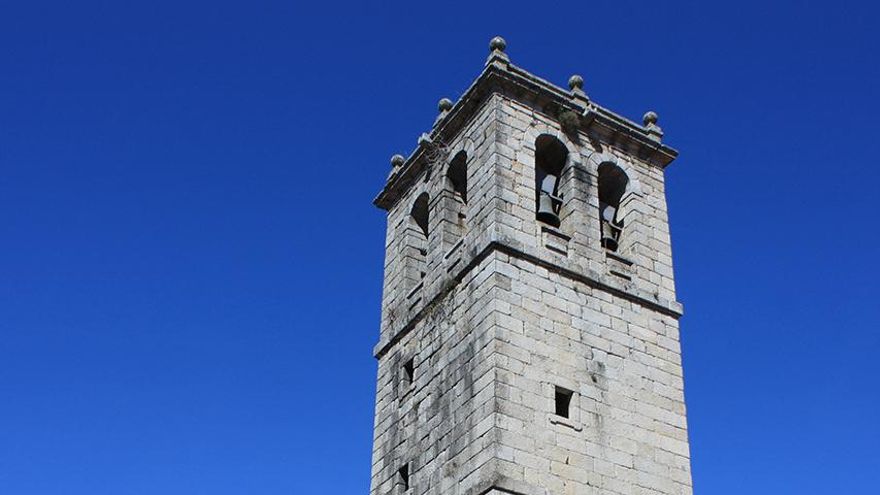 Esta torre y sus campanas las pagaron los vecinos de este pequeño pueblo para que sonasen cuando tenían que informar sobre diversos asuntos
