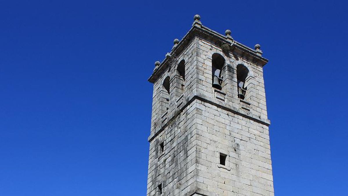 Esta torre y sus campanas las pagaron los vecinos de este pequeño pueblo para que sonasen cuando tenían que informar sobre diversos asuntos