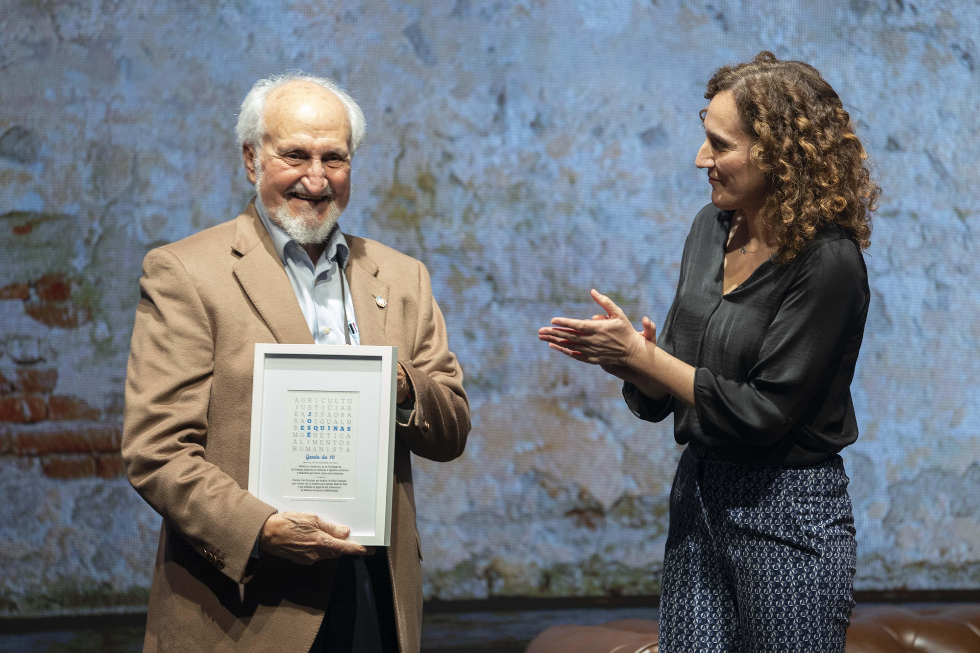 Pepe Esquinas, tras recibir el premio entregado por Nuria López.
