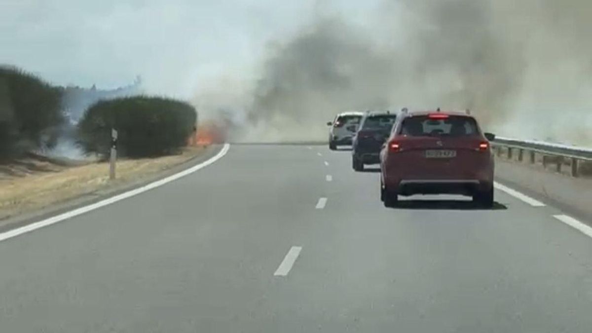 Un incendio en la mediana de la autovía a la altura de Santas Martas provoca un corte de tráfico