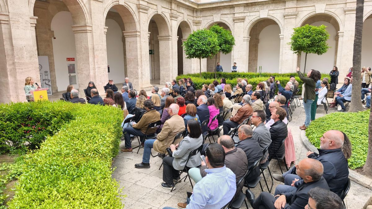 València acoge el acto 'Autores afectados por la DANA', en el que se ha rendido homenaje a las creadoras y los creadores de las zonas afectadas.
