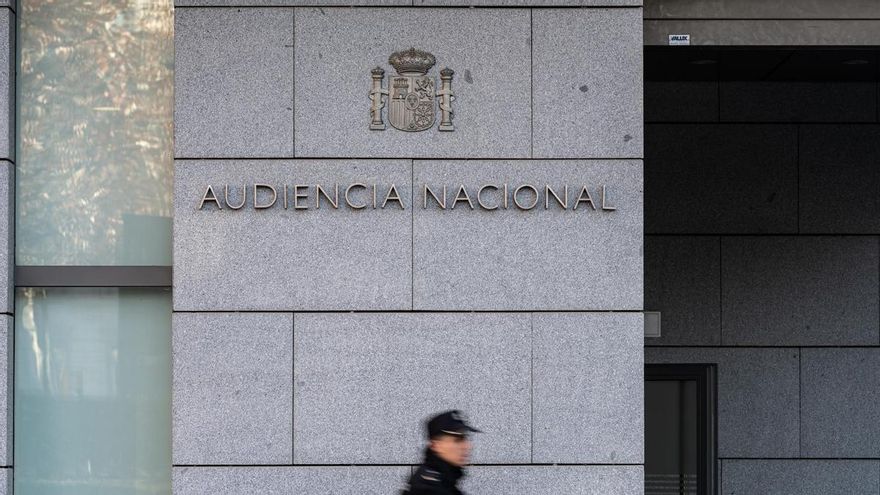 Archivo - Un agente de Policía Nacional camina frente a la Audiencia Nacional, a 8 de enero de 2024, en Madrid (España).