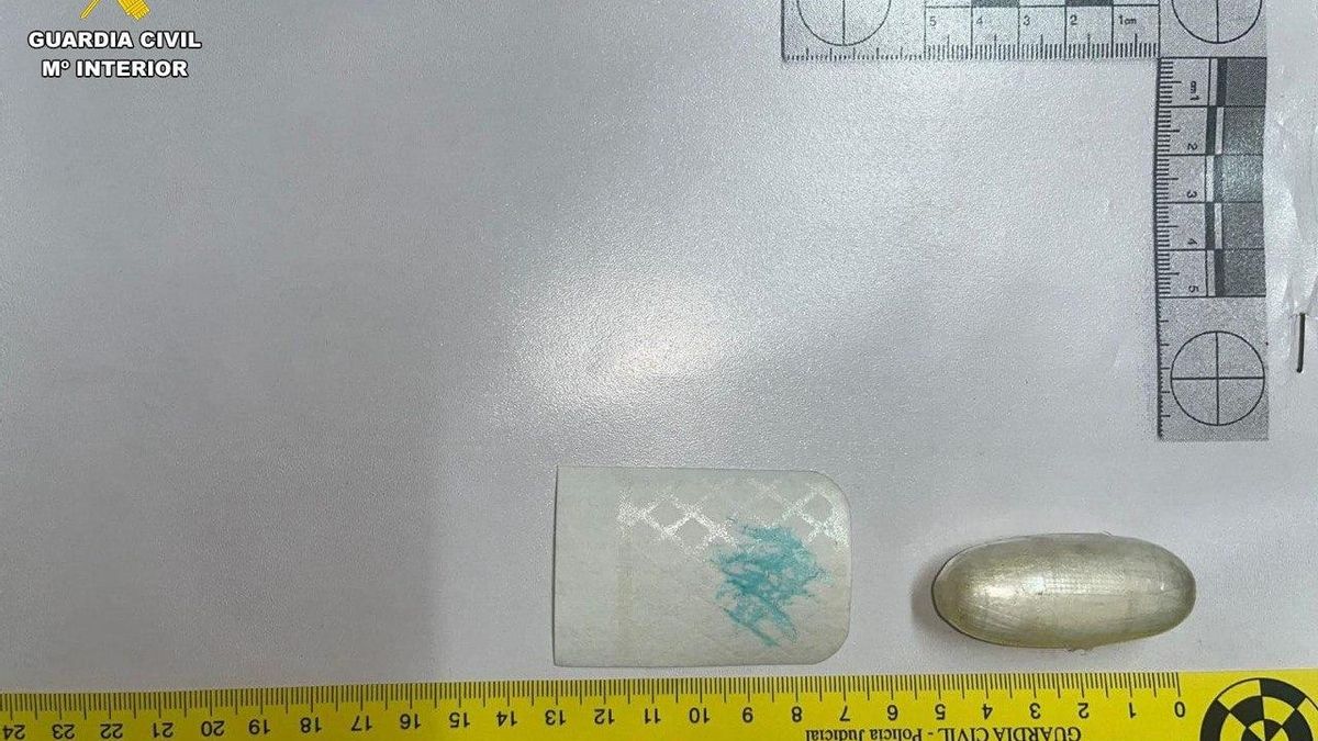 Cápsulas de coca expulsadas por el detenido.