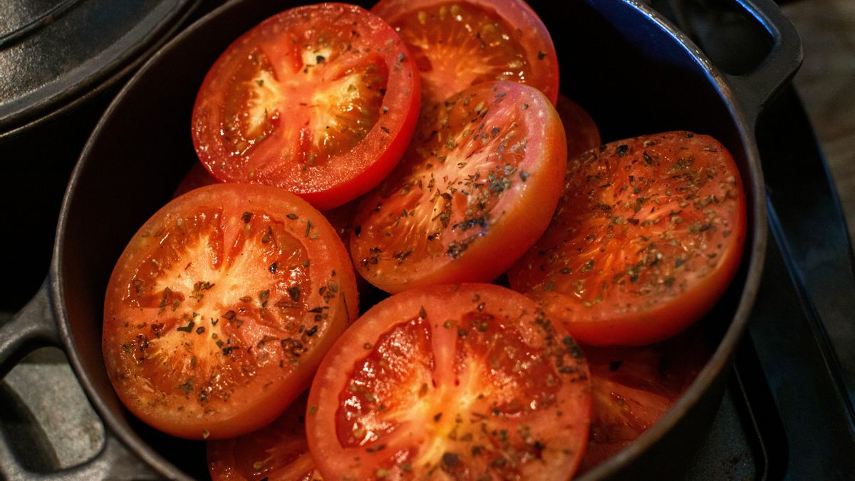 Una vez que los tomates están asados, se mezclan con la vinagreta y se dejan reposar.