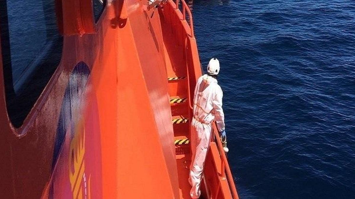 Rescatadas 46 personas, dos de ellas menores, de una patera en el Mar de Alborán