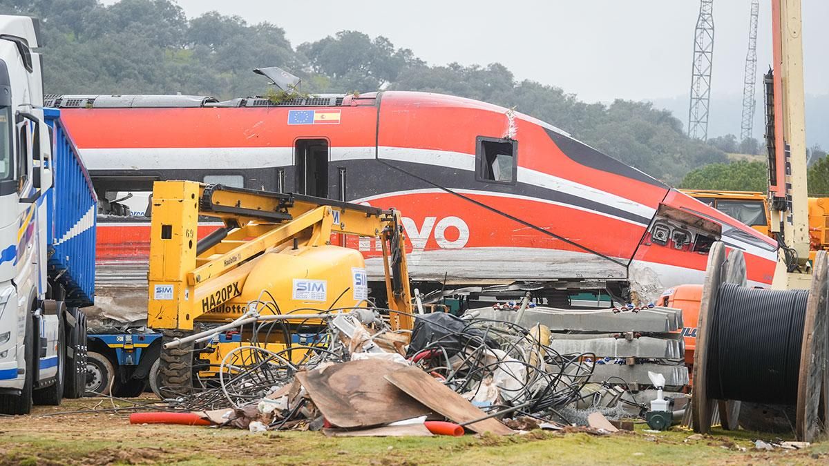 Retirada del tren Iryo de la vía de Adamuz donde ocurrió el accidente
