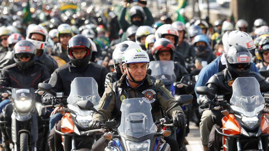 Bolsonaro vuelve a desafiar la pandemia y encabeza masiva caravana de motos