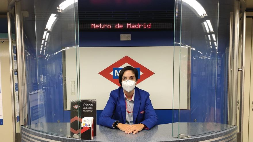 Elena, en su garita de trabajo en el Metro de Madrid