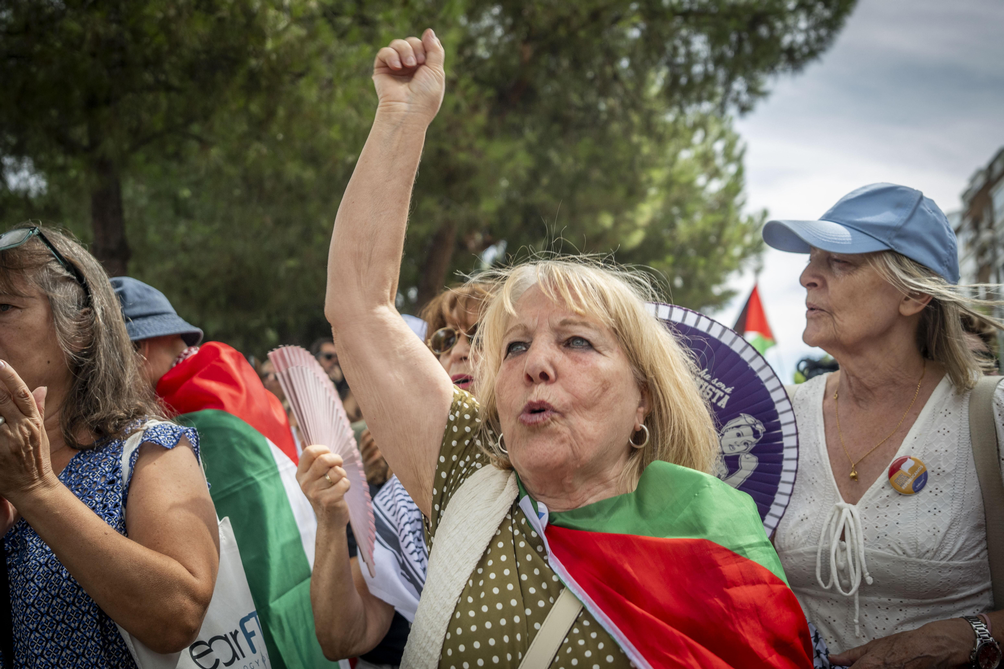 Cientos de personas llenan las orillas de Madrid Río en solidaridad con Gaza y para apoyar a la Global Sumud Flotilla