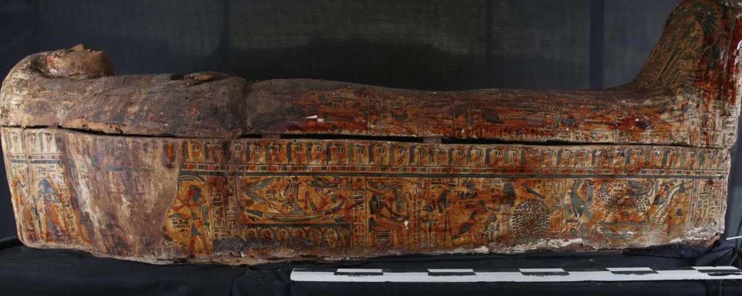 Una excavación saca a la luz veintidós féretros pintados