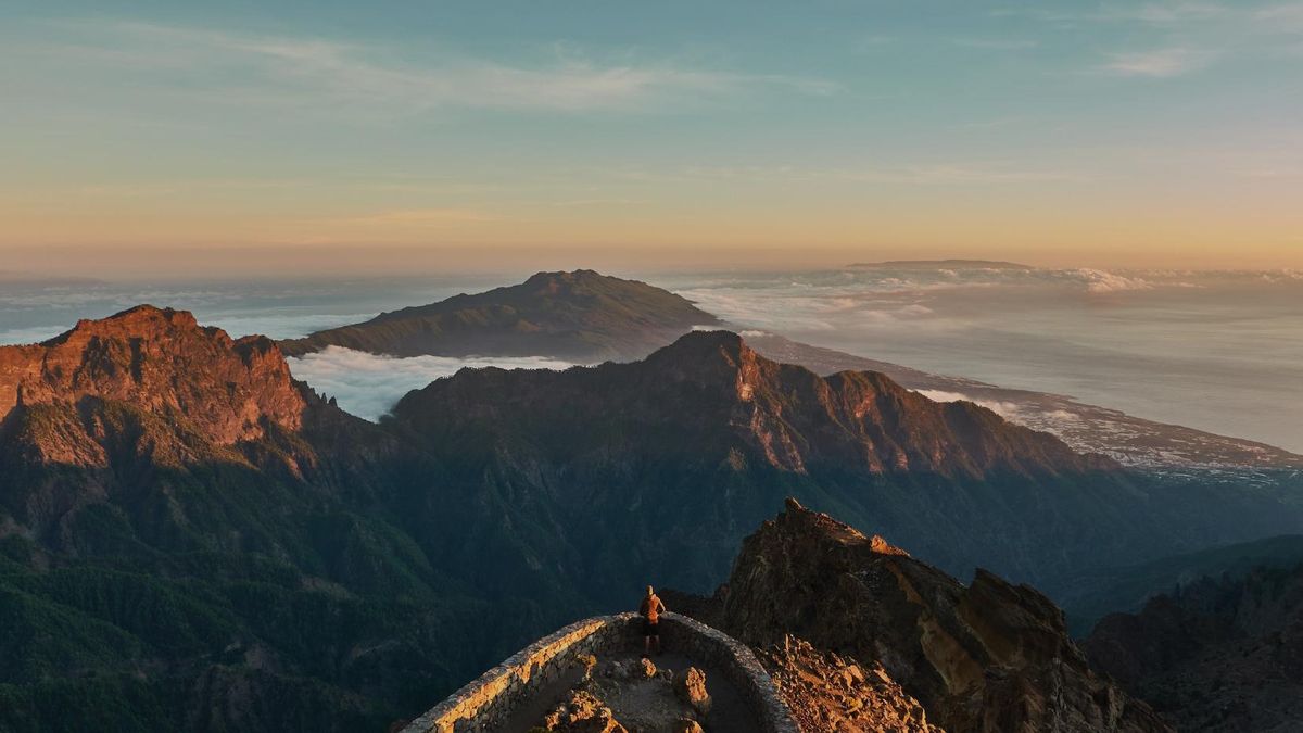 La actual Caldera de Taburiente proviene de un gigantesco edificio volcánico primitivo de unos cuatro mil metros de altitud ubicado en el centro de la isla