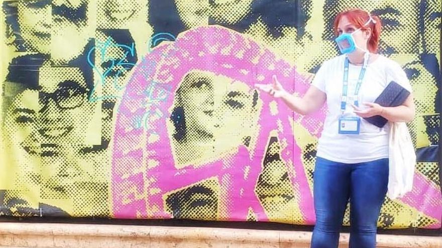 La guía turística Celia Peris con la mascarilla transparente durante una de sus visitas guiadas.