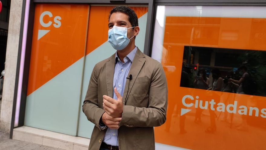 El portavoz de Cs en el Parlament, Nacho Martín Blanco, en declaraciones ante la sede de Cs en Barcelona.