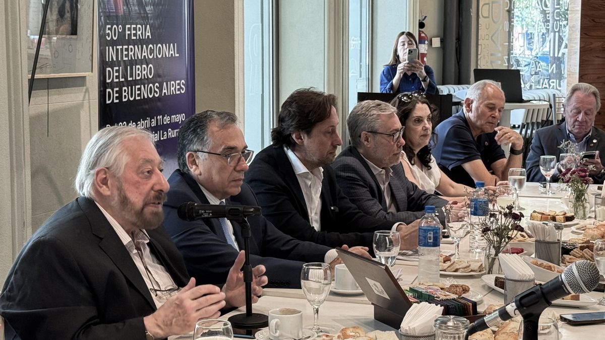 Las autoridades de la Fundación El Libro, junto a las de Perú, el país invitado de honor.