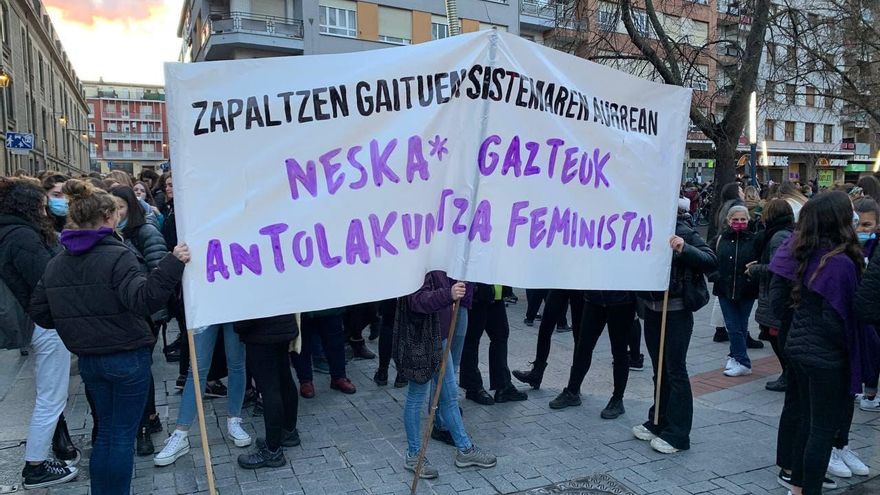 Jóvenes se manifiestan contra el sistema que las pisa