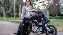 Cristina Sales junto a su hija y su perra, en el parque de Santa Amèlia, en el barrio de Sarrià de Barcelona