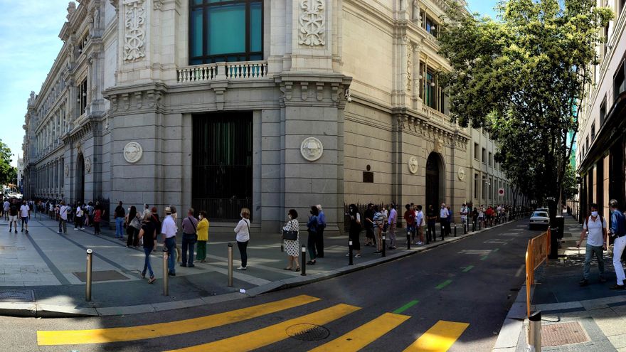 Colas de hasta dos horas para apurar la última oportunidad de cambiar pesetas: "Ha habido tiempo, somos un desastre"