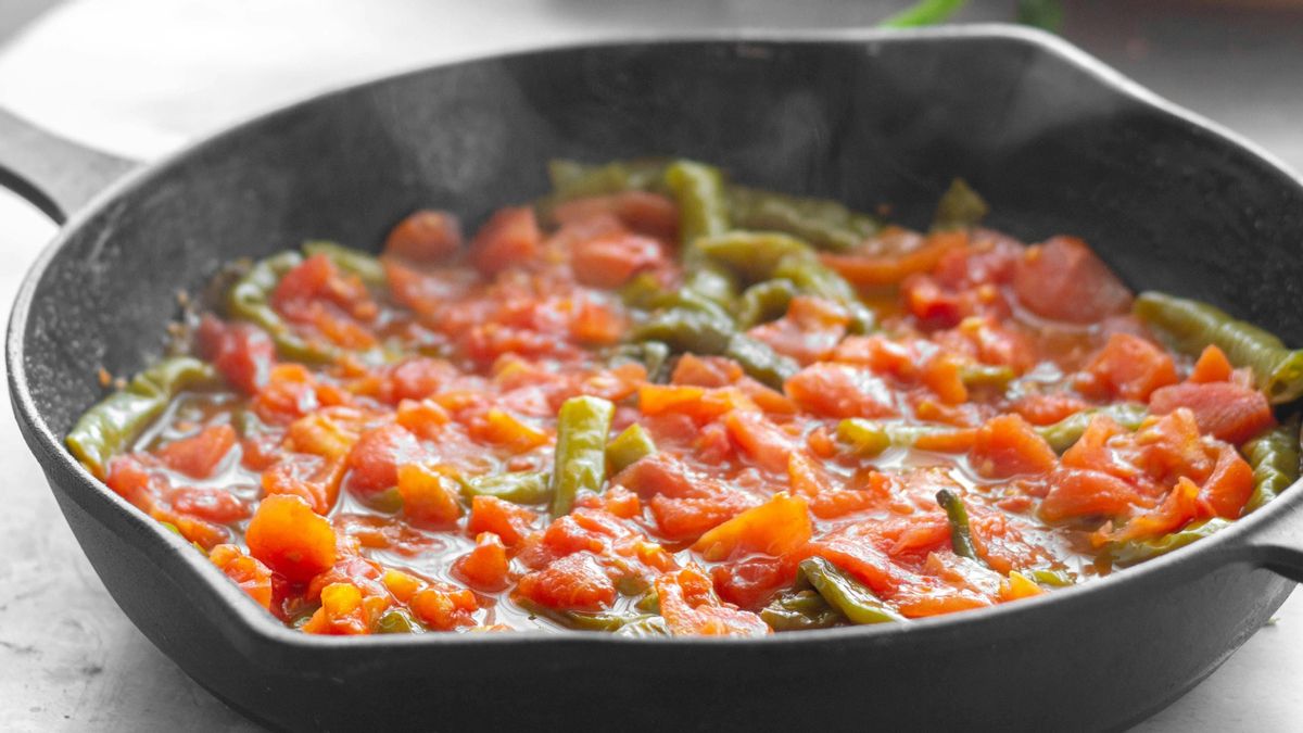 Judías verdes con tomate y jamón: la receta fácil para una cena rápida y llena de nutrientes