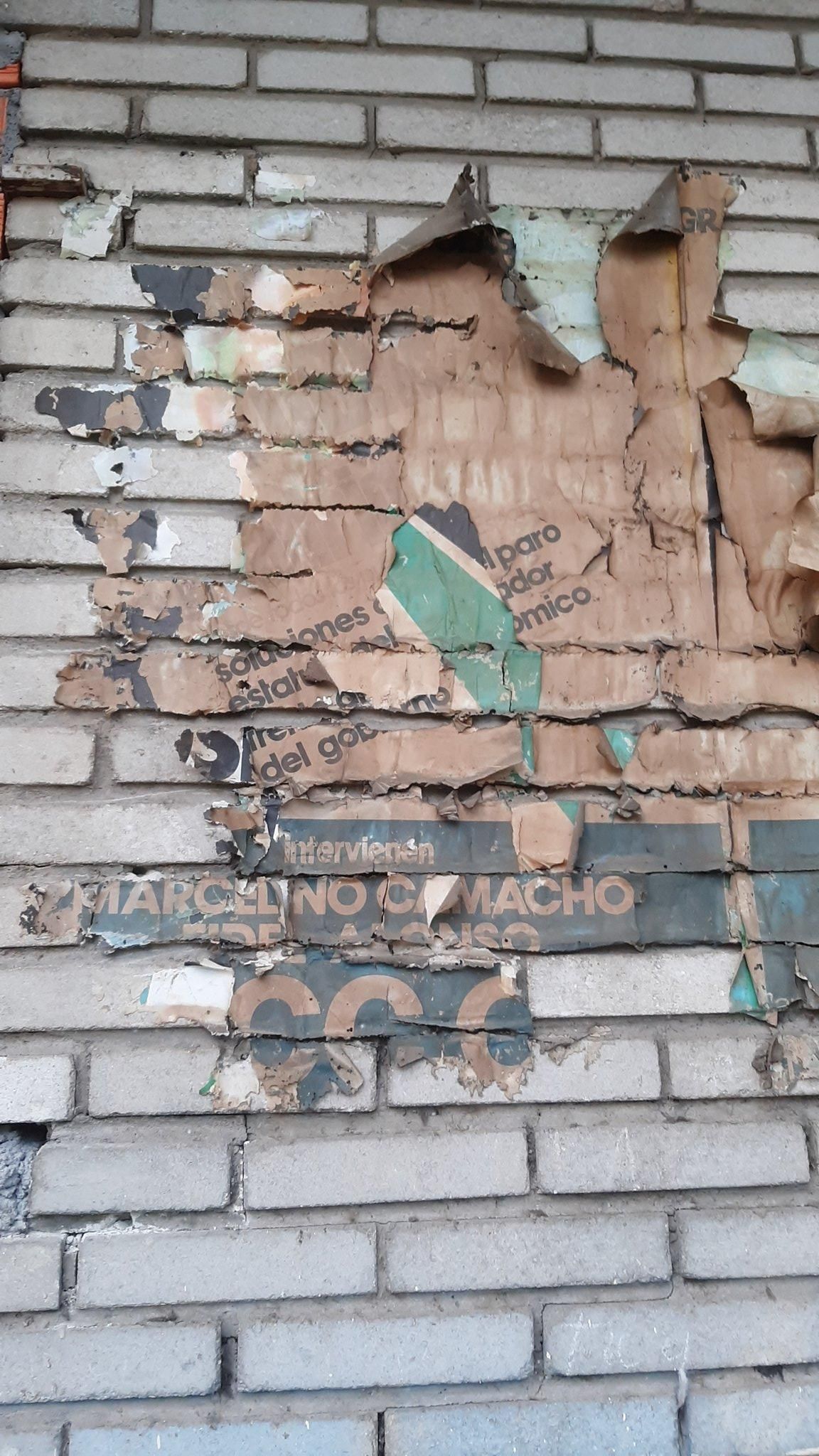 Restos muy deteriorados de un mitin sindical